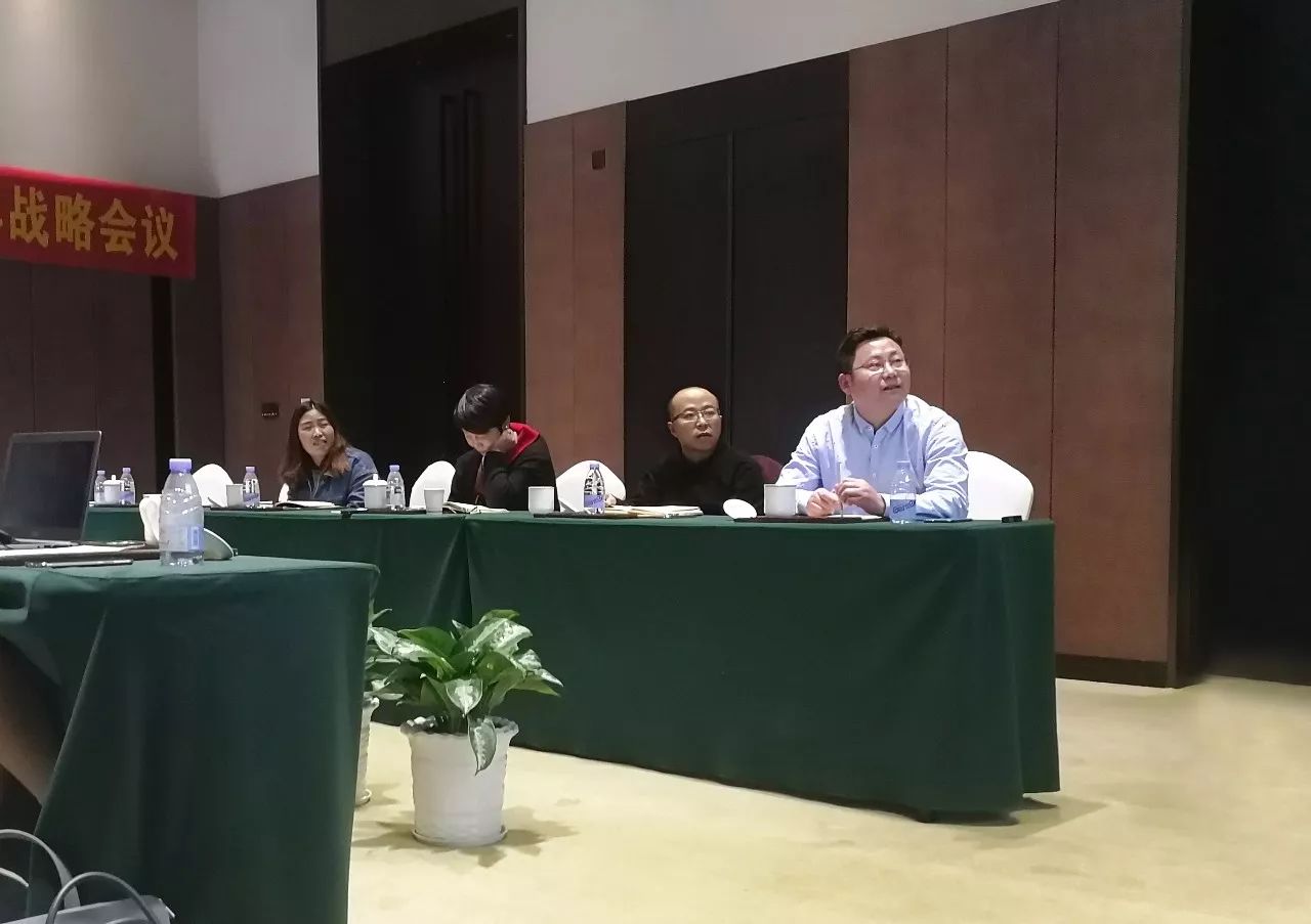 香蕉影视傘業總經理朱友福先生（右一）發言