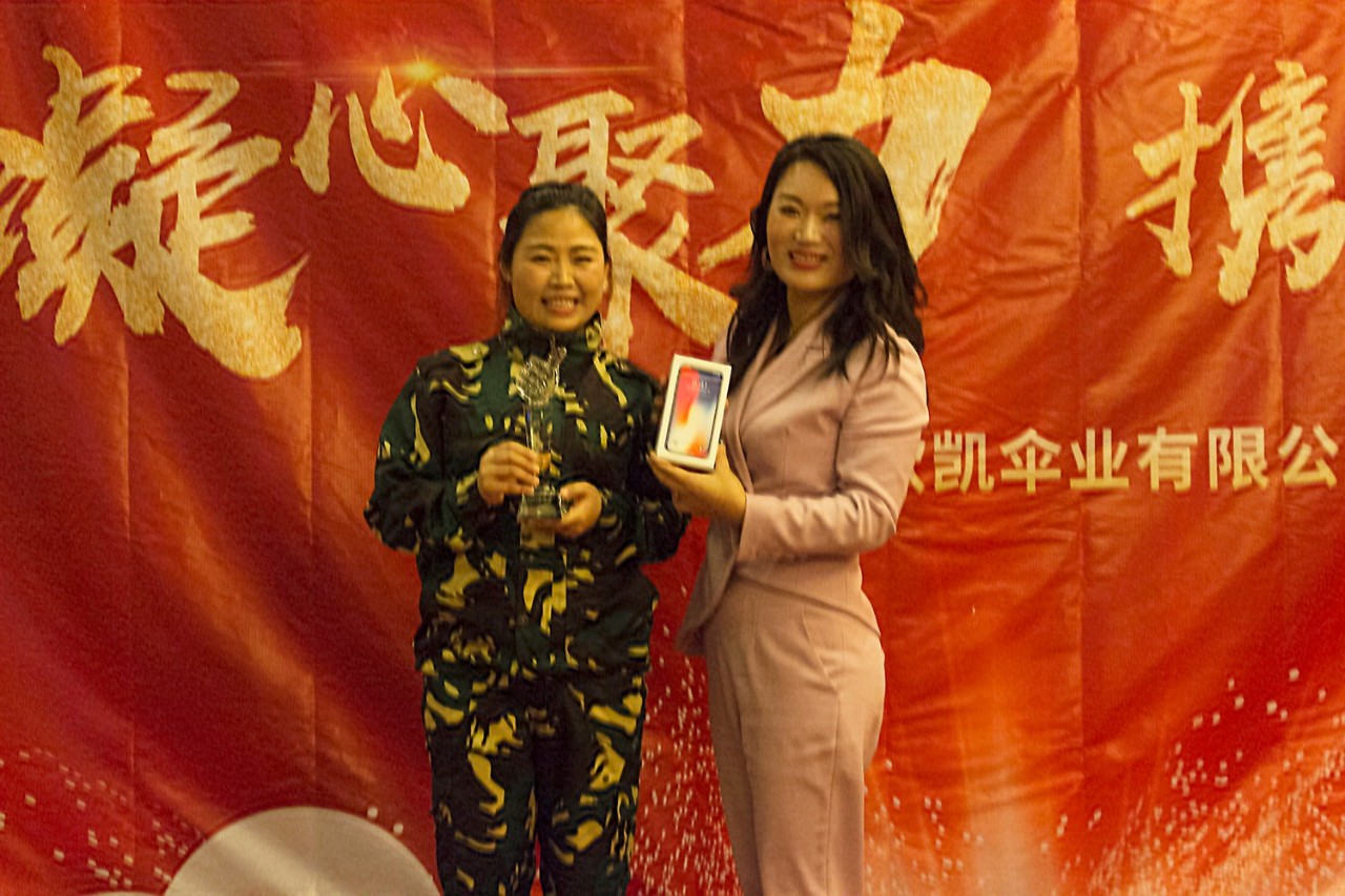香蕉影视傘業董事長黃曉（xiǎo）玲親自（zì）為銷售冠軍頒獎