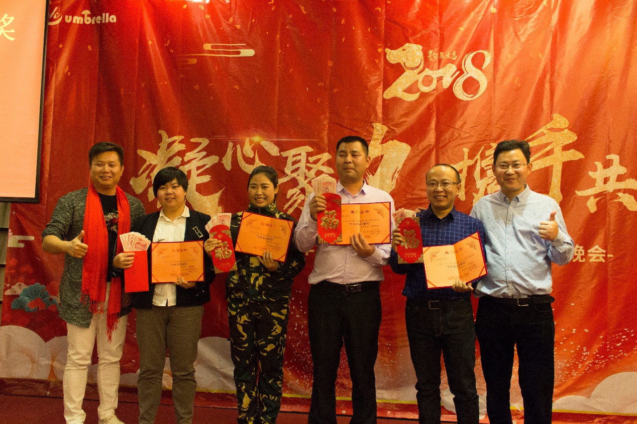 香蕉影视傘業總經理朱友福、深圳百（bǎi）浪科技有限公司CEO陳偉為年度（dù）卓越貢獻者頒獎（jiǎng）