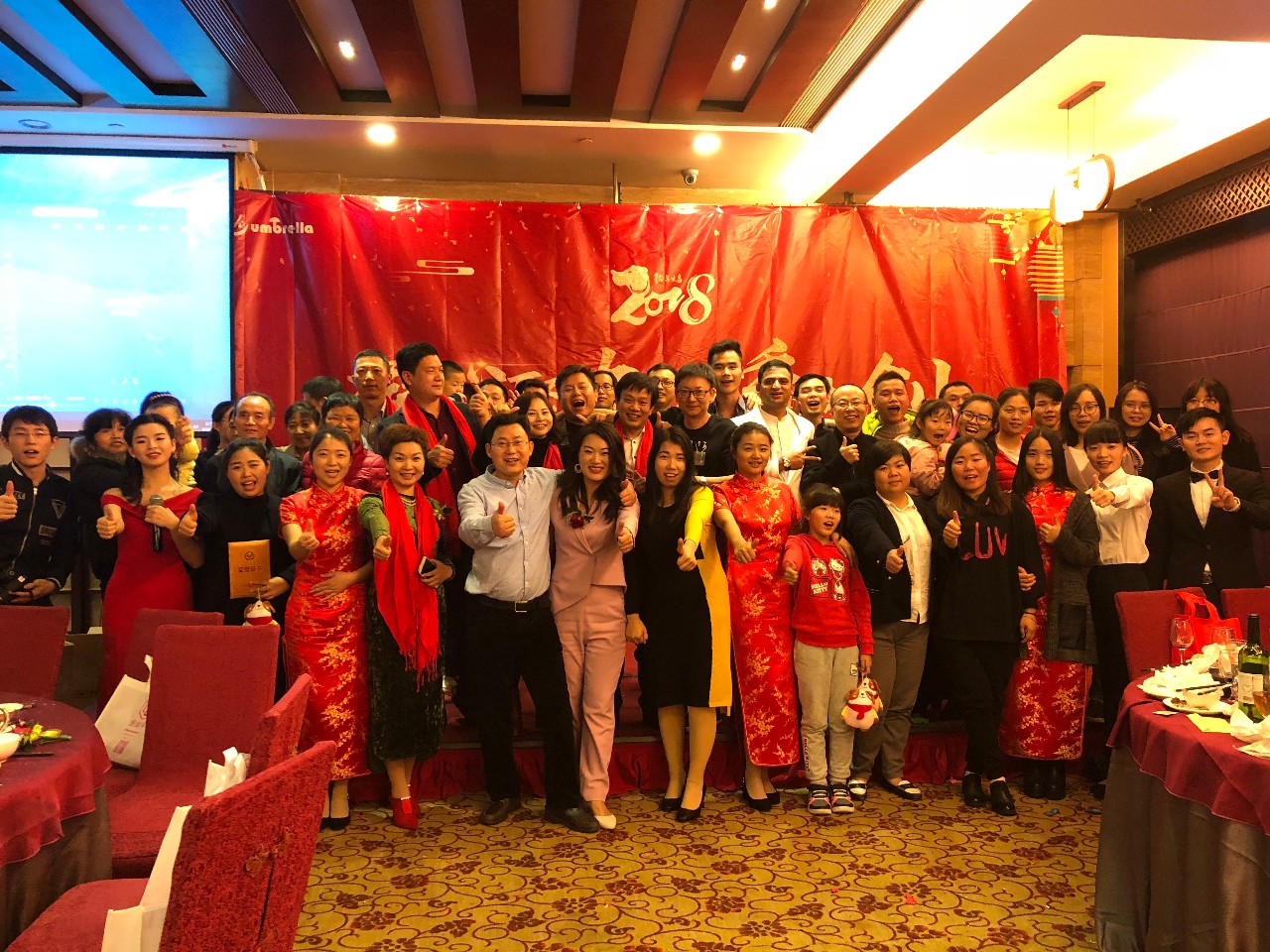 嘉賓與全體香蕉影视家人（rén）合影留念