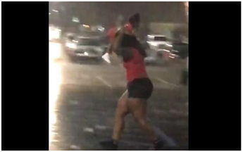 高舉小孩擋雨