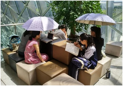 撐雨傘看書